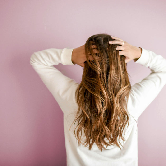 Haarausfall bei Frauen: Ursachen und natürliche Heilmittel