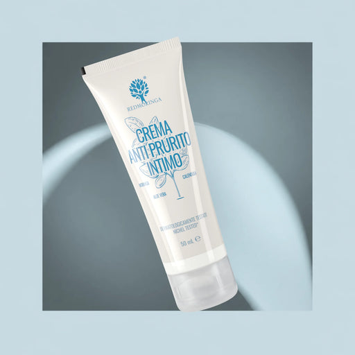 Tube Intimcreme RedMoringa mit Aloe Vera, Calendula und Moringa, 50 ml, dermatologisch getestet, auf hellblauem Hintergrund