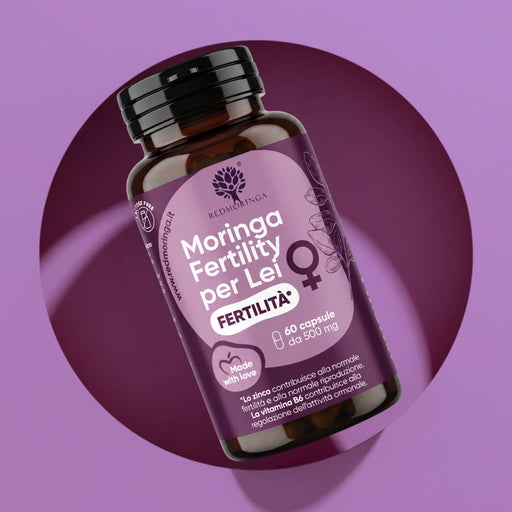 Dose Moringa Fertility für Sie von RedMoringa, Nahrungsergänzungsmittel mit 60 Kapseln à 500 mg auf violettem Hintergrund