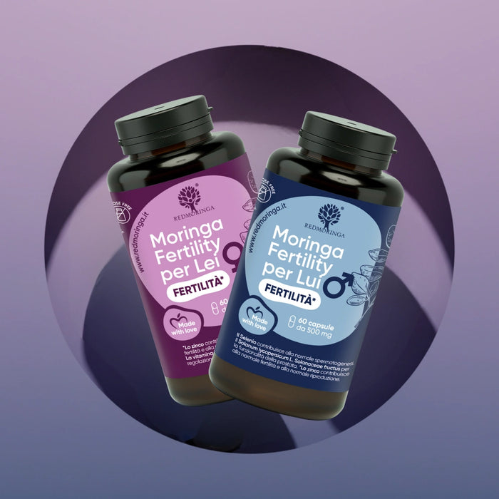 Render dei due integratori RedMoringa Fertility: il flacone viola per la donna (supporto ormonale e fertilità) e il flacone blu per l'uomo (spermatogenesi e motilità), presentati insieme su uno sfondo circolare sfumato.