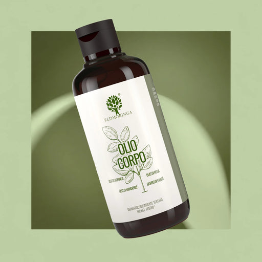 Moringa-Öl für Körper und Haare von RedMoringa mit Rosenöl, Mandelöl und Sheabutter, Flasche auf grünem Hintergrund