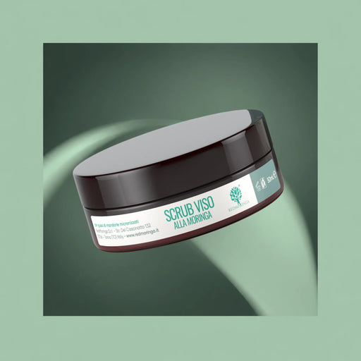 Gesichtspeeling Naturkosmetik mit Moringa von RedMoringa, Tiegel mit 50 ml auf grünem Hintergrund