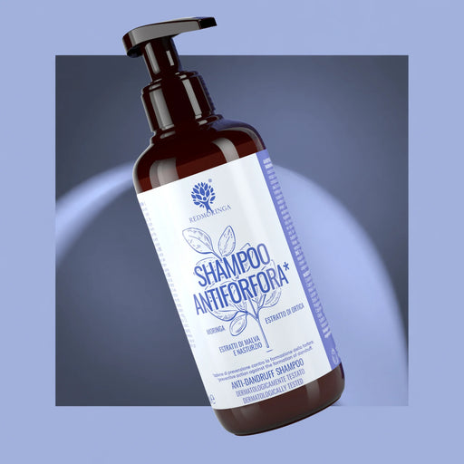 Pumpflasche Anti-Schuppen-Shampoo RedMoringa mit Moringa, Malve, Kapuzinerkresse und Brennnessel auf blauem Hintergrund
