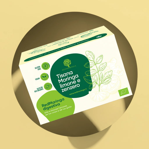 Packung des Kräutertees mit Moringa, Ingwer und Zitrone von RedMoringa, 20 Bio-Filterbeutel, auf gelbem Hintergrund